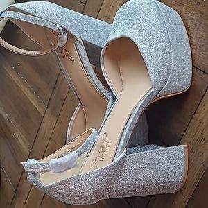 Jewel Badgley Mischka Giada Silver Shimmer Platform Heels 9